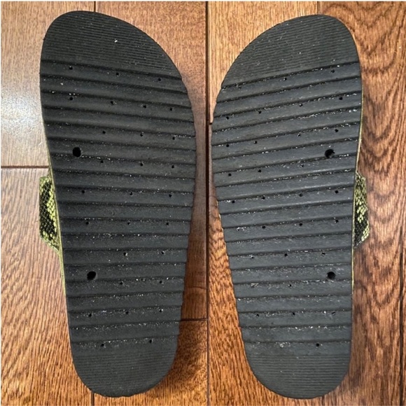 Green snake print slides - Picture 5 of 5